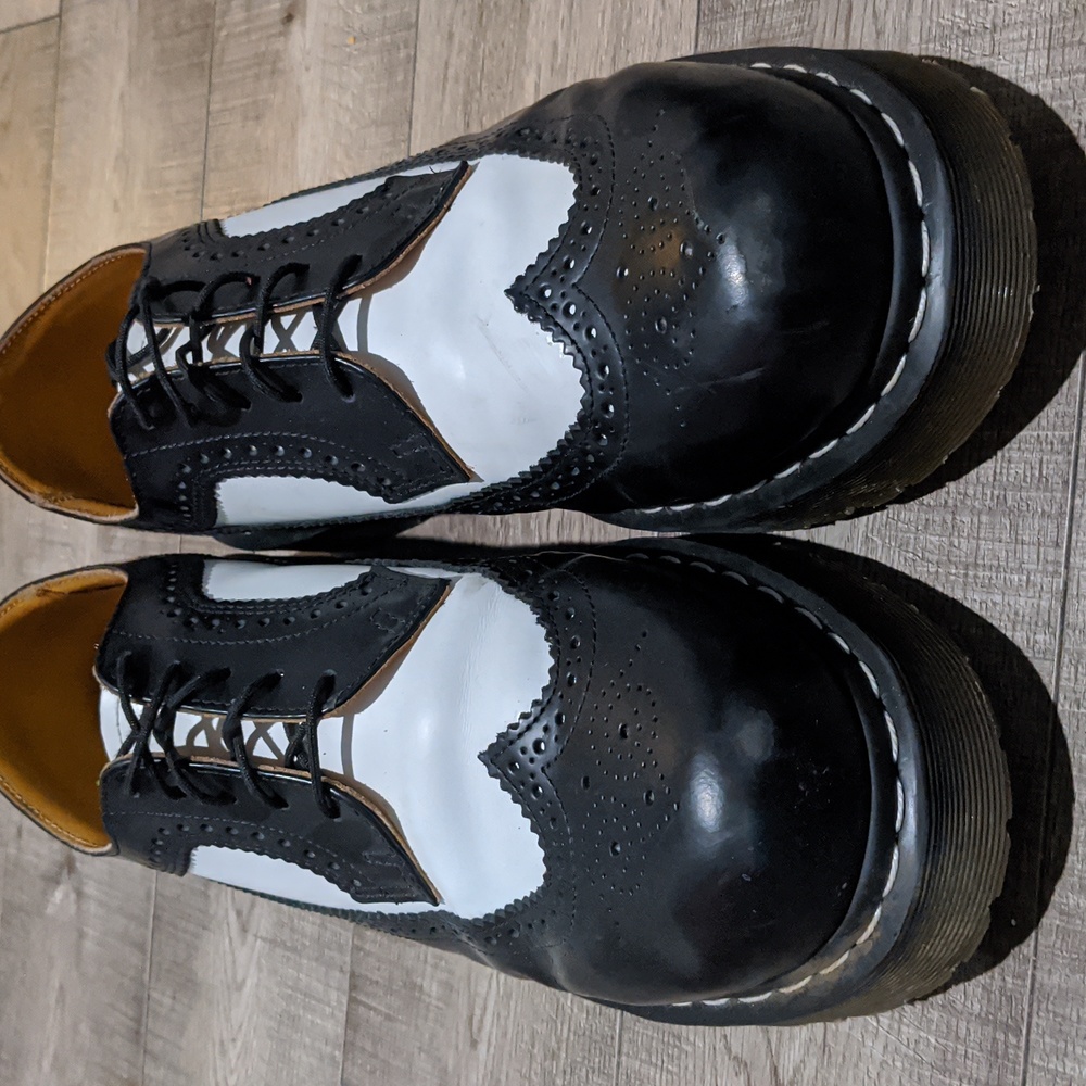 Doc Martin Brogues
